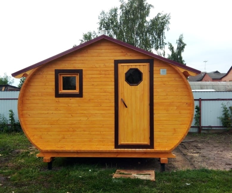 Двускатная крыша надежно защитит вашу баню от протекания. Ее стильный внешний вид легко впишется в ландшафт любого участка