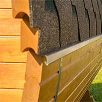 Металлический отлив в цвет кровли защитит стены Вашей бани от дождя