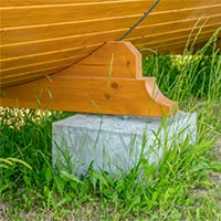 Усиленные ножки из бруса 140x90мм придадут допольнительную устойчивость