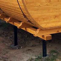 Усиленные ножки из бруса 140x90мм придадут допольнительную устойчивость