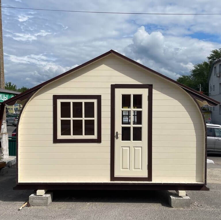 Двускатная крыша надежно защитит ваш дом от протекания. Его стильный внешний вид легко впишется в ландшафт любого участка